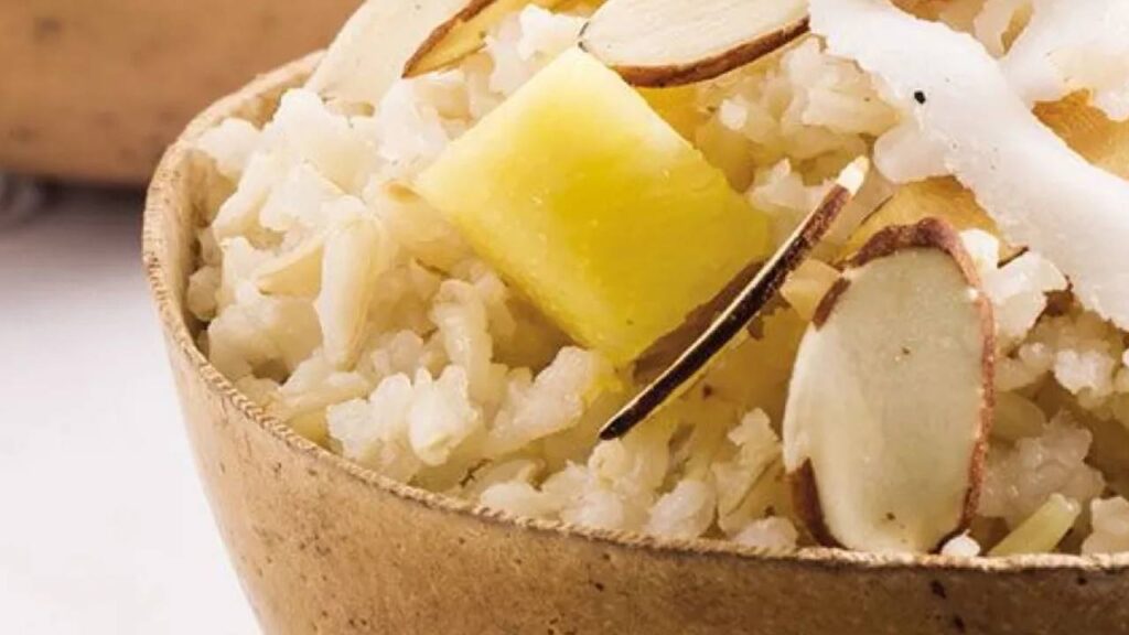 Essa receita de arroz integral com abacaxi e coco 