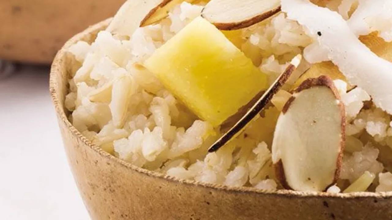 Essa receita de arroz integral com abacaxi e coco