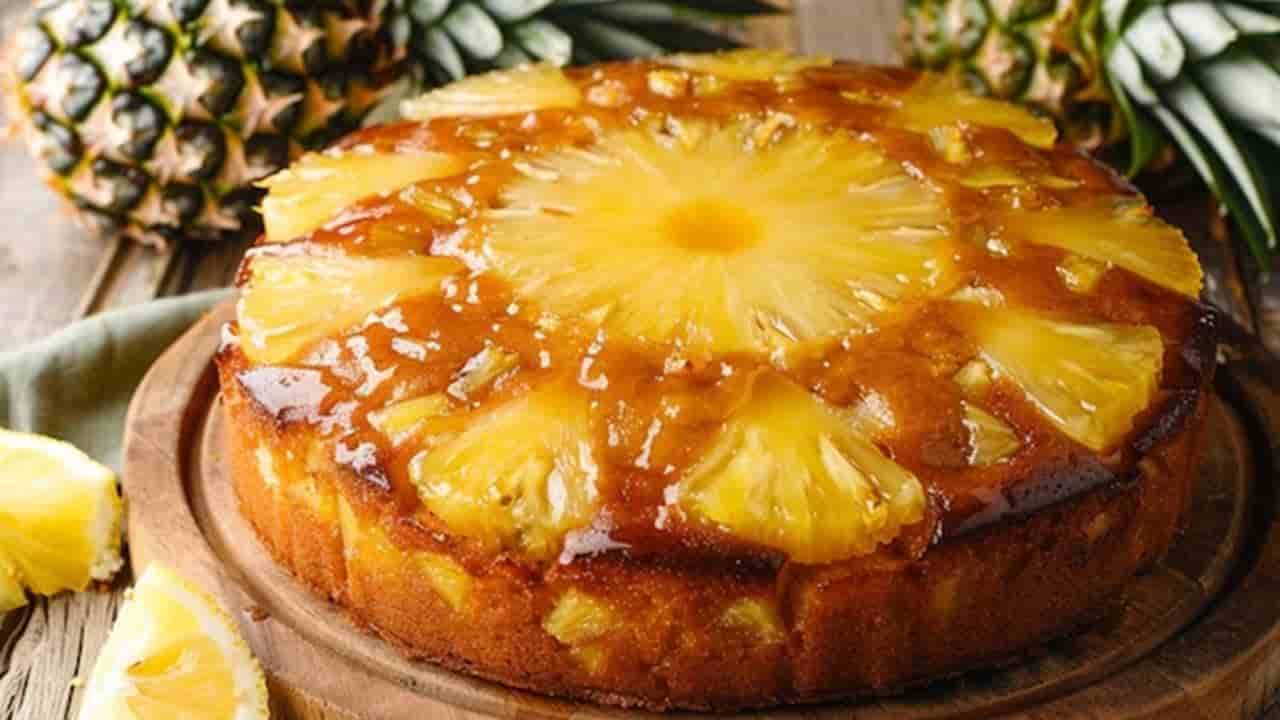 Bolo de iogurte caramelizado com abacaxi