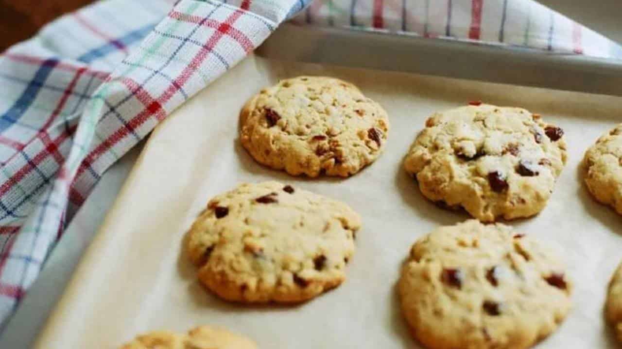 Biscoitos de chocolate branco com mirtilos