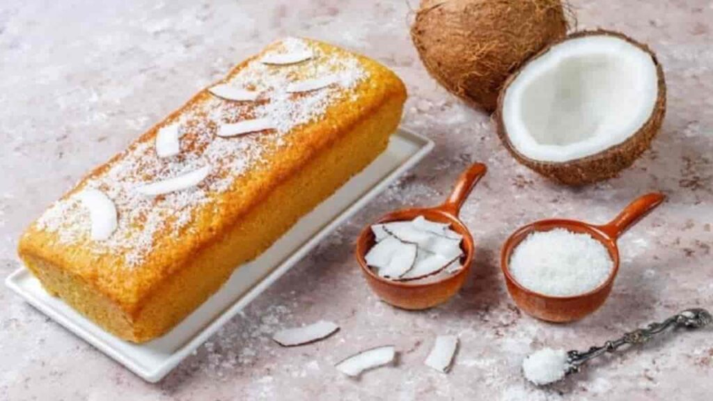 bolo de coco com iogurte com esta receita simples