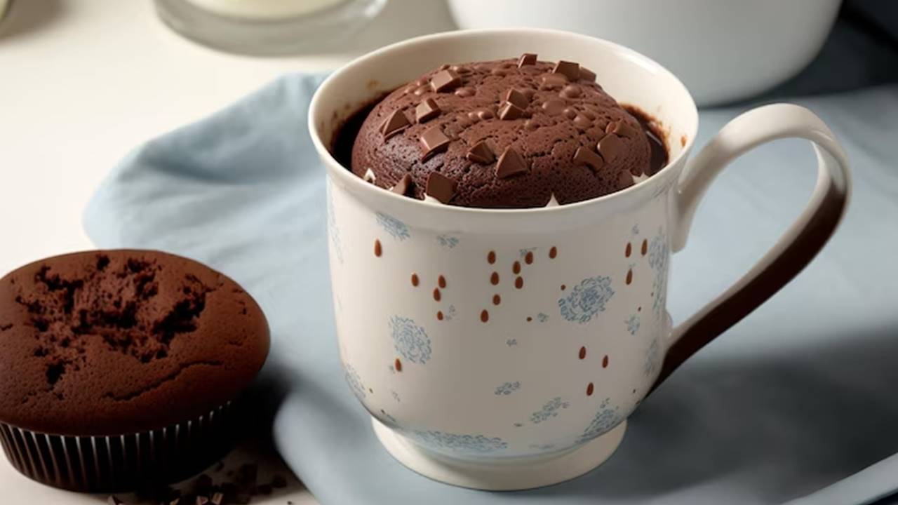 Bolo fofinho de chocolate na caneca