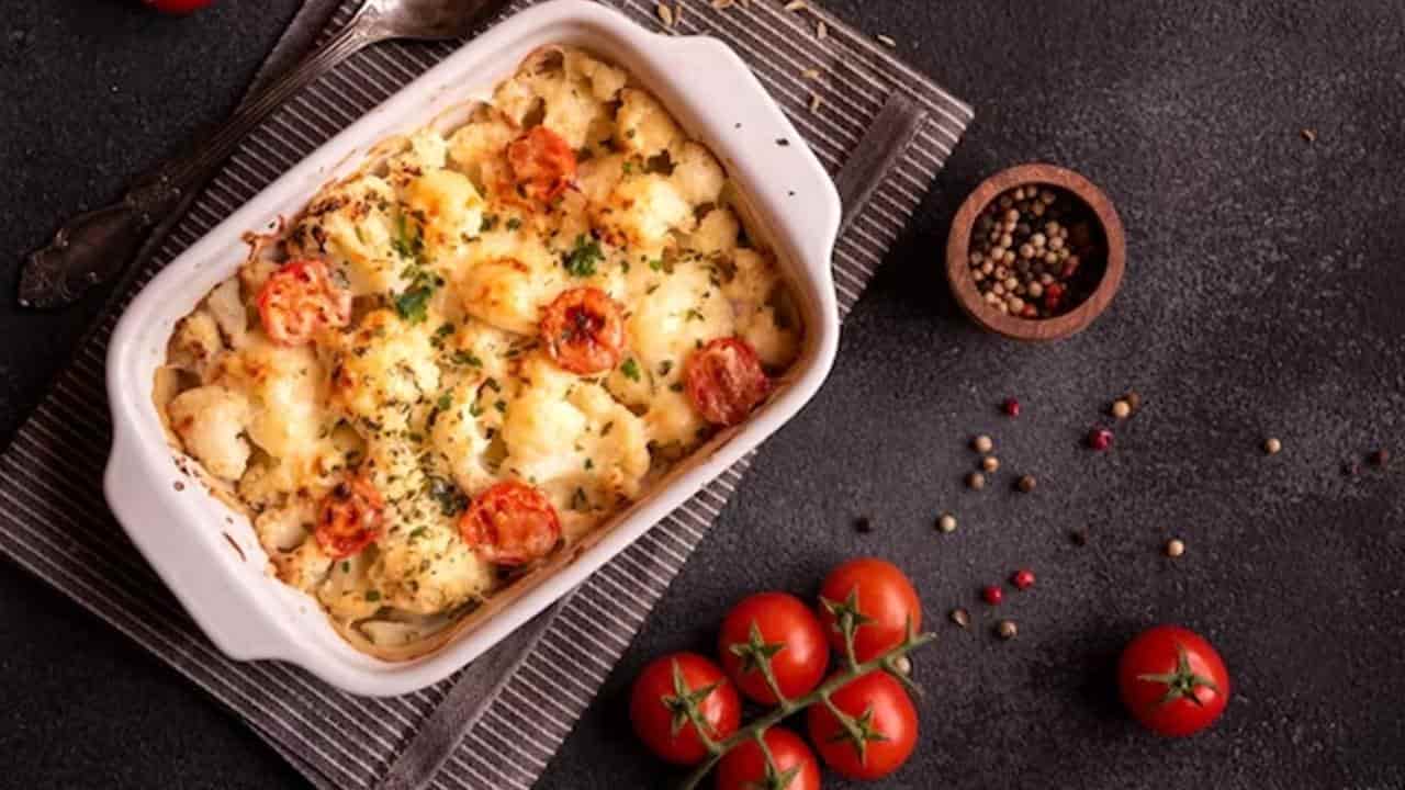 Experimente um delicioso gratinado de frango e tomate