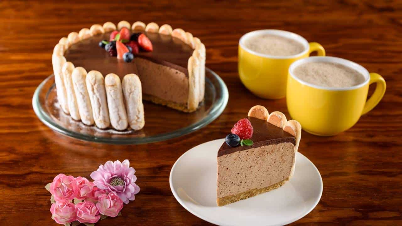 Bolo de baunilha com mousse de chocolate recheado com doce de leite