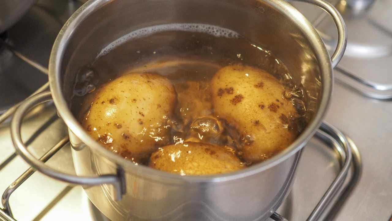 Como usar a água de batata na limpeza doméstica