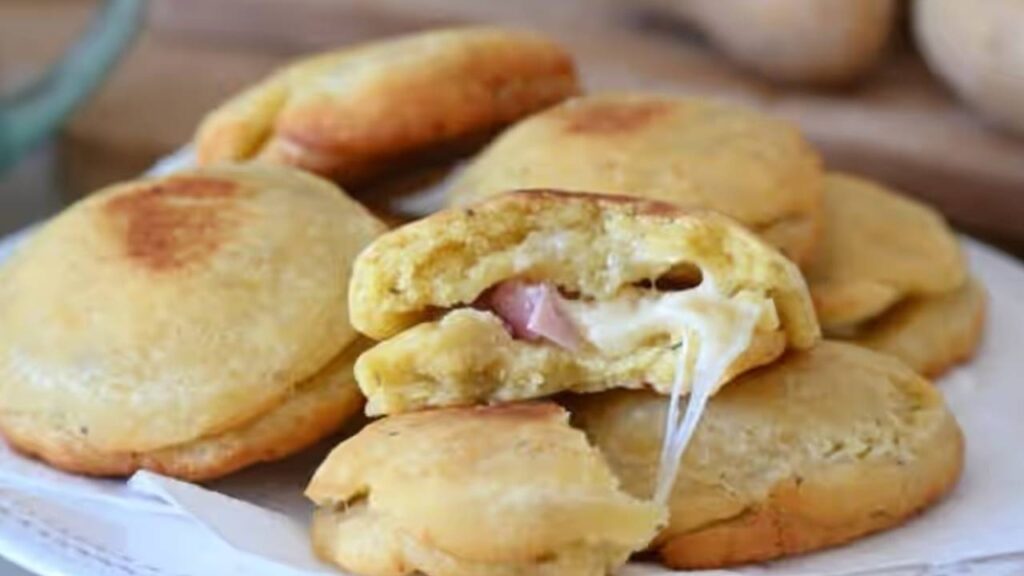 Bolos de batata com presunto e queijo rápidas e fáceis