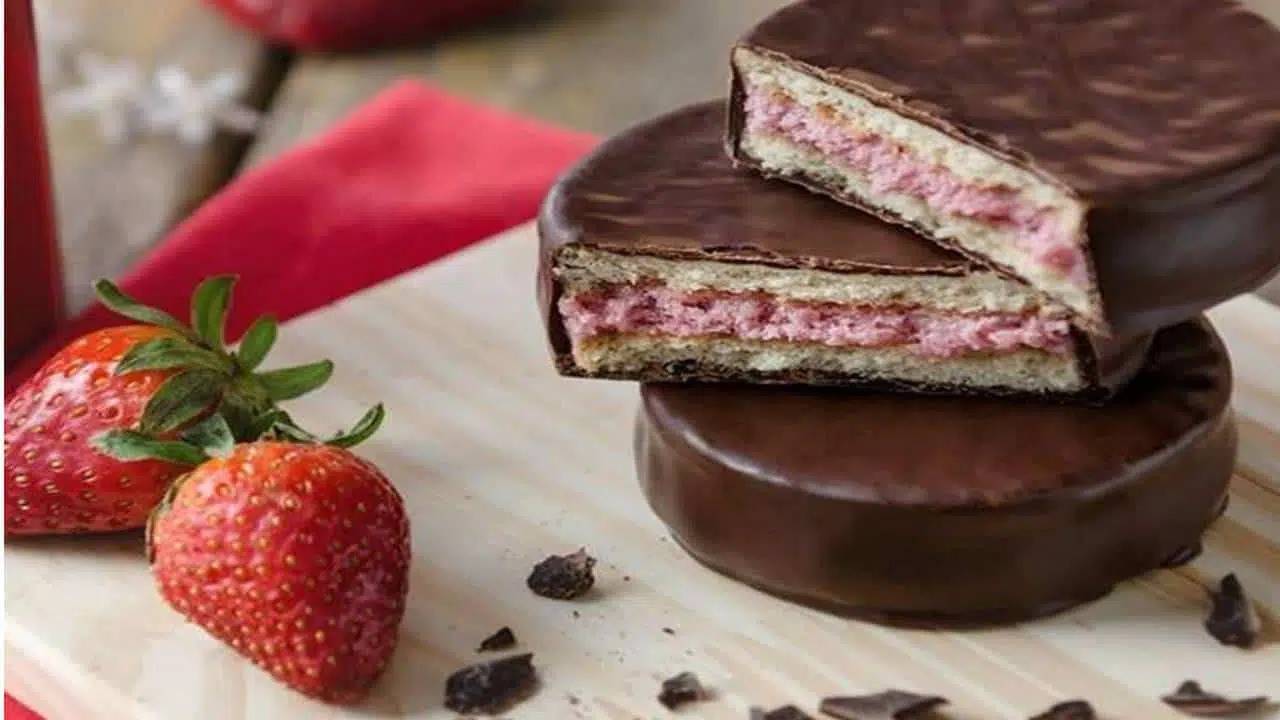 Faça deliciosos alfajores de doce de leite e morango