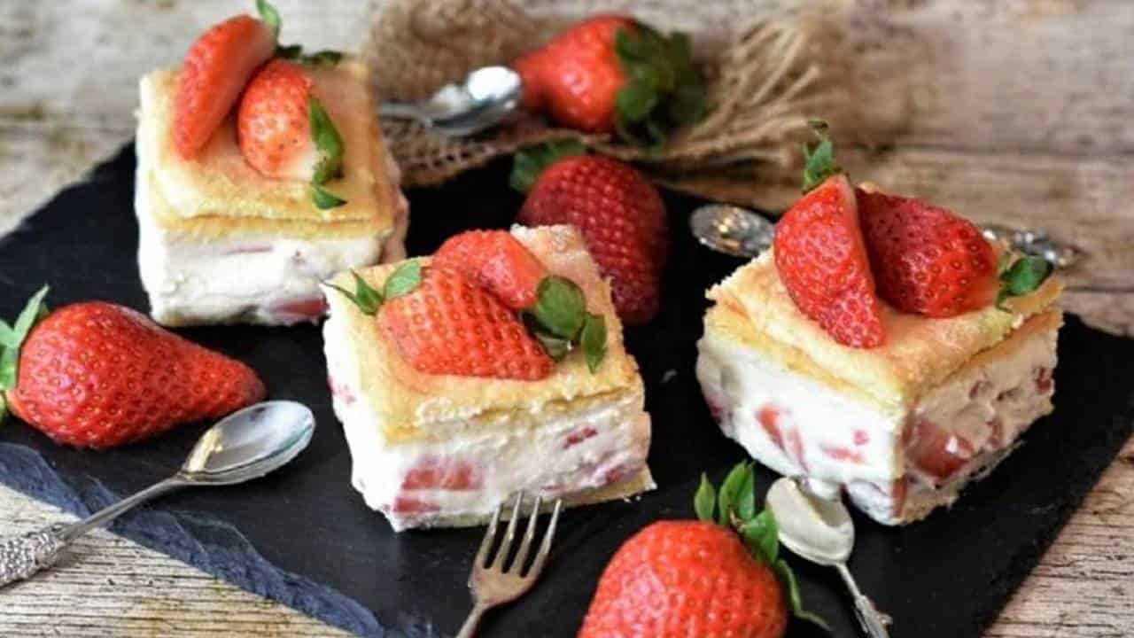 Bolo de biscoito de morango sem assar