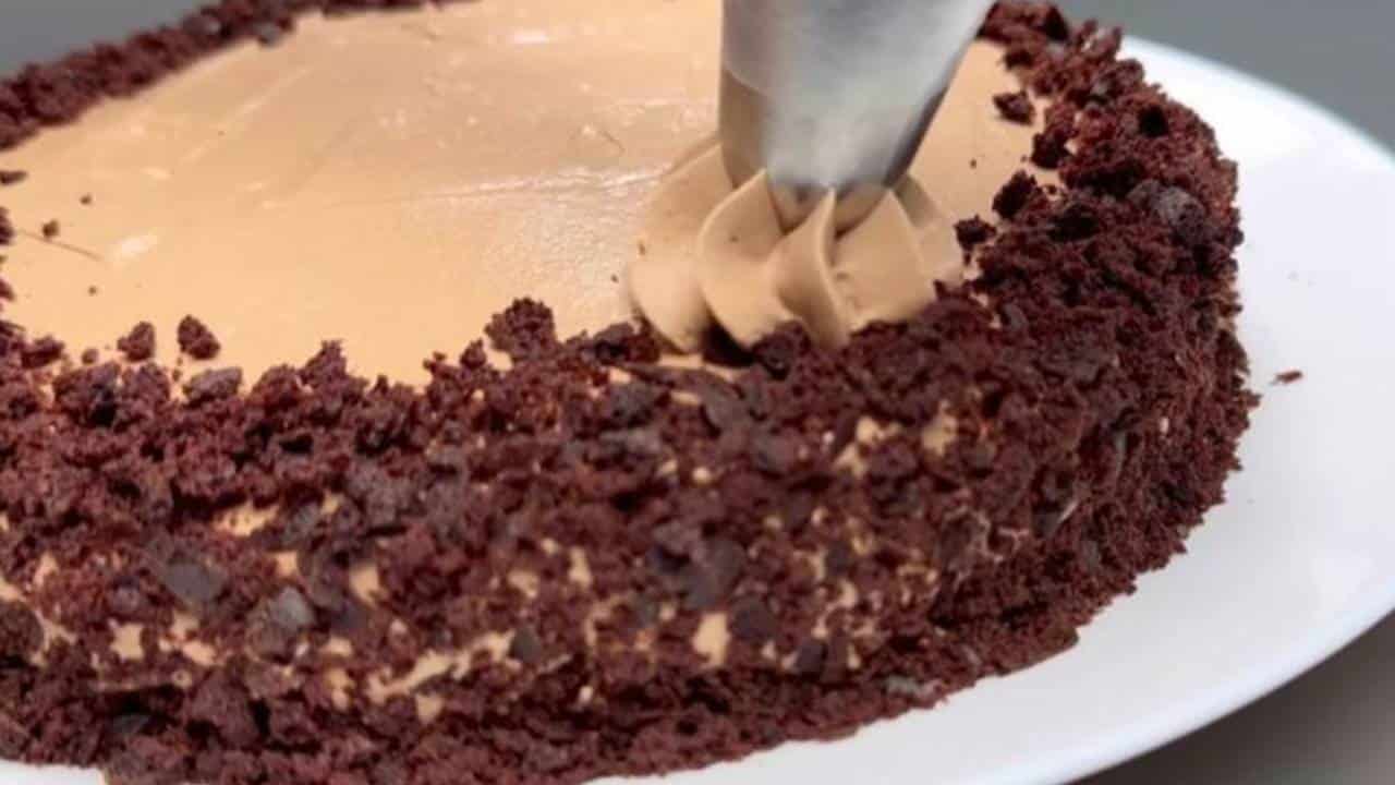 Este bolo de chocolate cremoso é sensacional