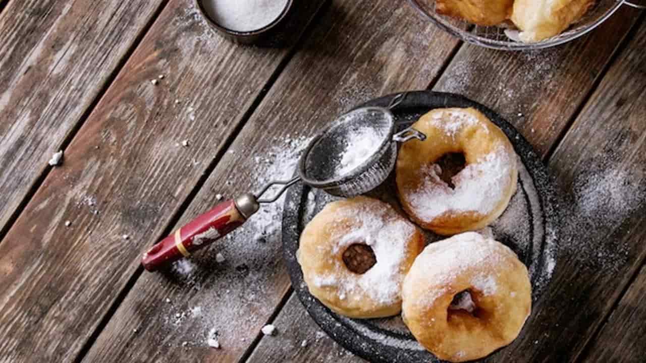 Donuts de maçã com massa folhada