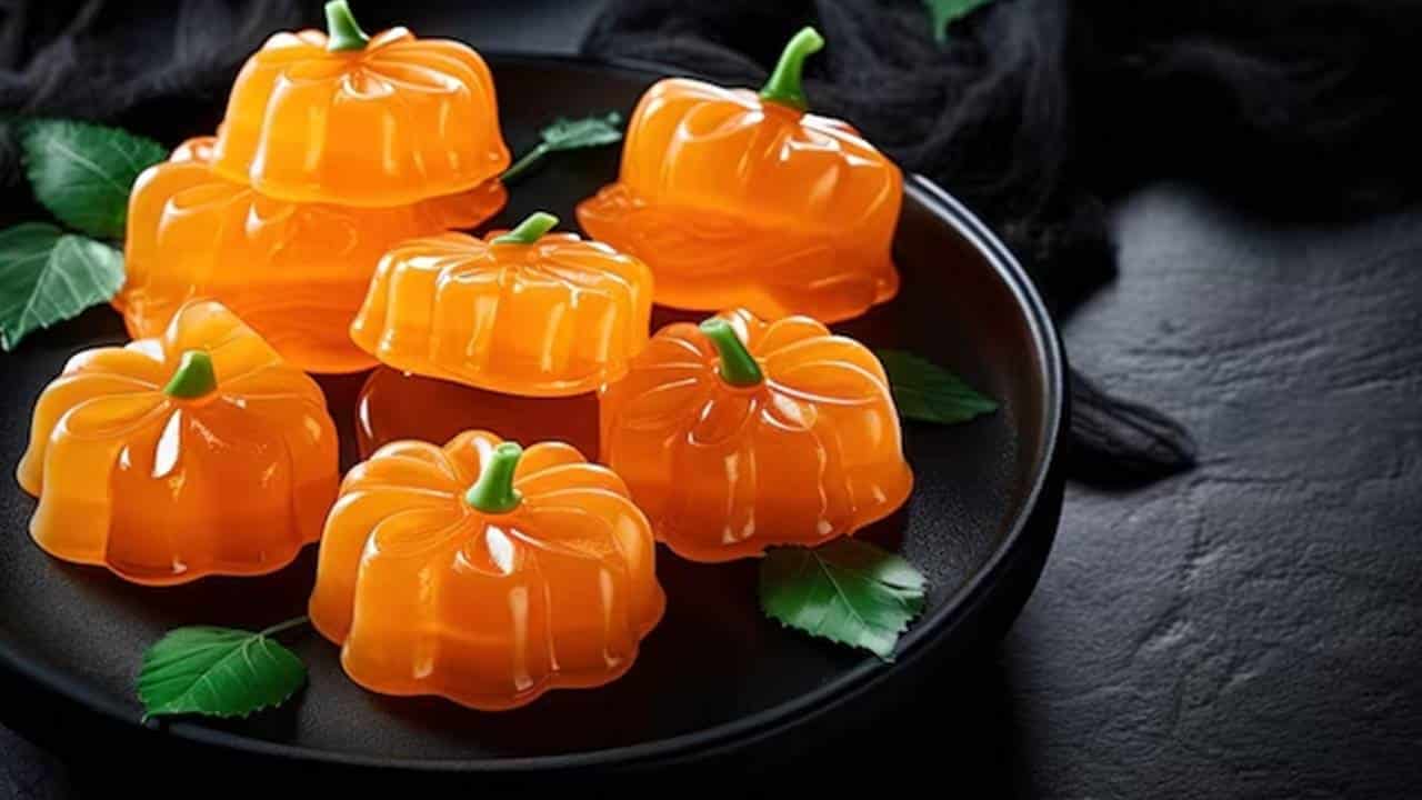 A gelatina é um clássico em confraternizações, pois é uma sobremesa muito fácil de preparar, não requer muitos ingredientes nem um processo complicado. Para a próxima festa de Halloween, que tal dar um toque especial e fazer uma gelatina de abóbora? Essa ideia é perfeita para entrar no clima! De acordo com o Dicionário Gastronômico Larousse, a abóbora é uma fruta utilizada na culinária mexicana desde os tempos pré-hispânicos, consumida como legume ou em diversas sobremesas e doces. E, sim, suas sementes também são aproveitadas! Aqui está uma deliciosa receita de gelatina de abóbora com leite condensado e cream cheese, temperada com canela e cravo. Essa sobremesa prática e saborosa vai se tornar sua favorita no outono! Ingredientes Purê de Abóbora ½ abóbora cortada em pedaços médios 1 pau de canela ½ piloncillo (açúcar mascavo sólido) ralado 2 cravos-da-índia Gelatina 5 colheres de sopa de gelatina em pó ½ xícara de água ½ colher de chá de gengibre em pó ¼ colher de chá de noz-moscada 1 colher de chá de canela em pó 1 lata de leite condensado 1 pedaço de cream cheese 2 xícaras de leite Chantilly para decorar Óleo vegetal para untar a forma Modo de Preparo Em uma panela grande, cozinhe a abóbora cortada em pedaços médios com água, o pau de canela, o piloncillo ralado e os cravos, em fogo alto, por 20 minutos ou até a abóbora ficar macia. Em uma tigela, hidrate a gelatina com a ½ xícara de água, misture e deixe descansar por 10 minutos. Bata a abóbora cozida até obter um purê homogêneo e coe. Adicione o leite condensado, o leite, o cream cheese, o gengibre, a noz-moscada e a canela ao purê de abóbora; misture bem até incorporar. Derreta a gelatina hidratada no micro-ondas por 15 segundos, até que não haja grumos. Em seguida, adicione-a à mistura de abóbora e misture até obter uma consistência uniforme. Unte uma forma de gelatina com óleo vegetal e despeje a mistura de abóbora nela. Leve à geladeira por cerca de 4 horas, ou até firmar. Desenforme a gelatina de abóbora e decore com montinhos de chantilly. Esta gelatina de abóbora com especiarias é perfeita para deixar seu Halloween mais saboroso e divertido!