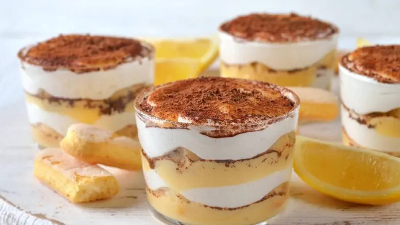 Sobremesa tipo tiramisu de limão em copinhos