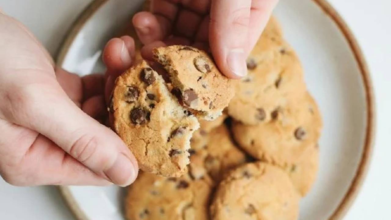 Aproveite as bananas maduras para fazer esses biscoitos macios