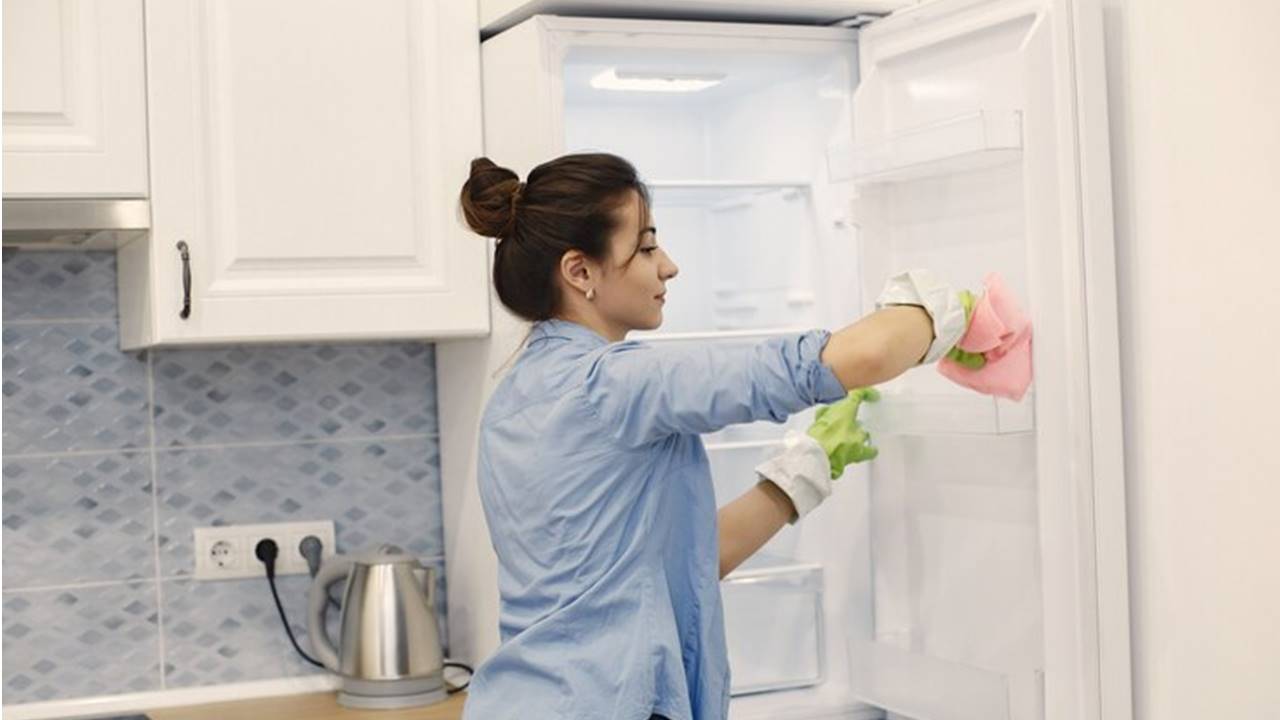 O truque caseiro para limpar a geladeira e deixá-la impecável