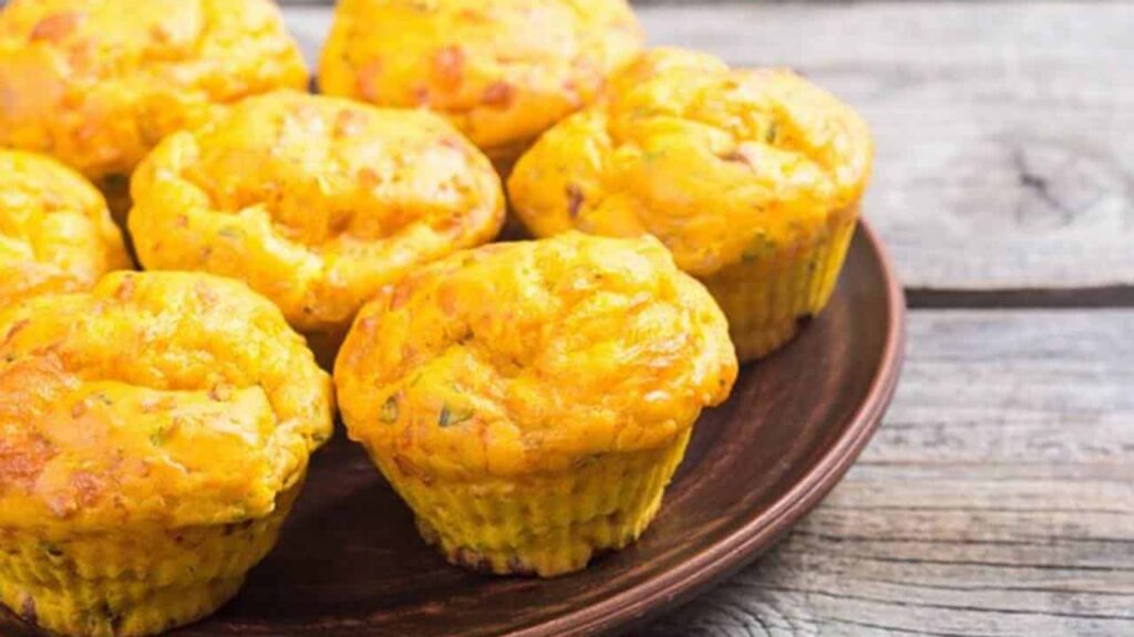 Prepare esses muffins de queijo fáceis e fofos usando seu liquidificador