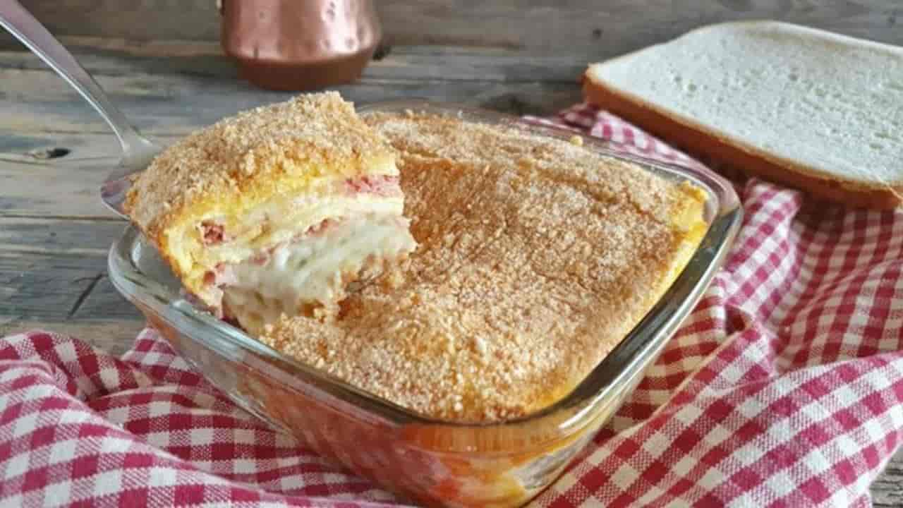 Pão sanduíche de presunto e queijo gratinado