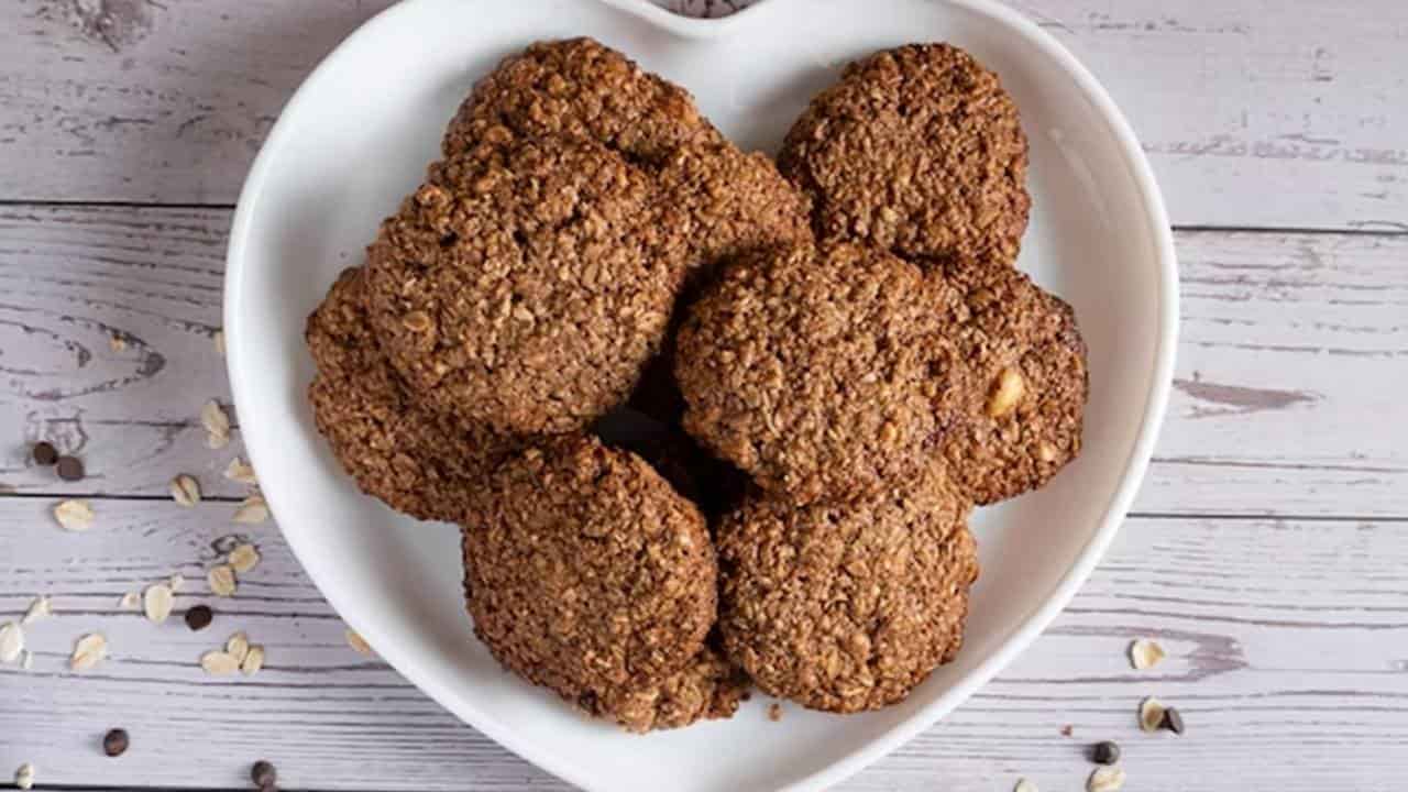 Misture aveia e nozes para fazer biscoitos energéticos perfeitos