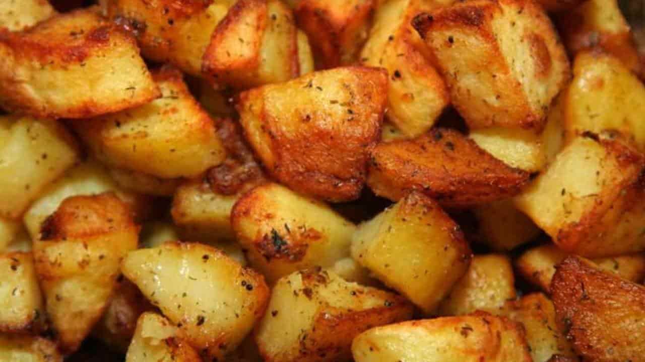 Faça batatas assadas crocantes no forno com ingrediente secreto