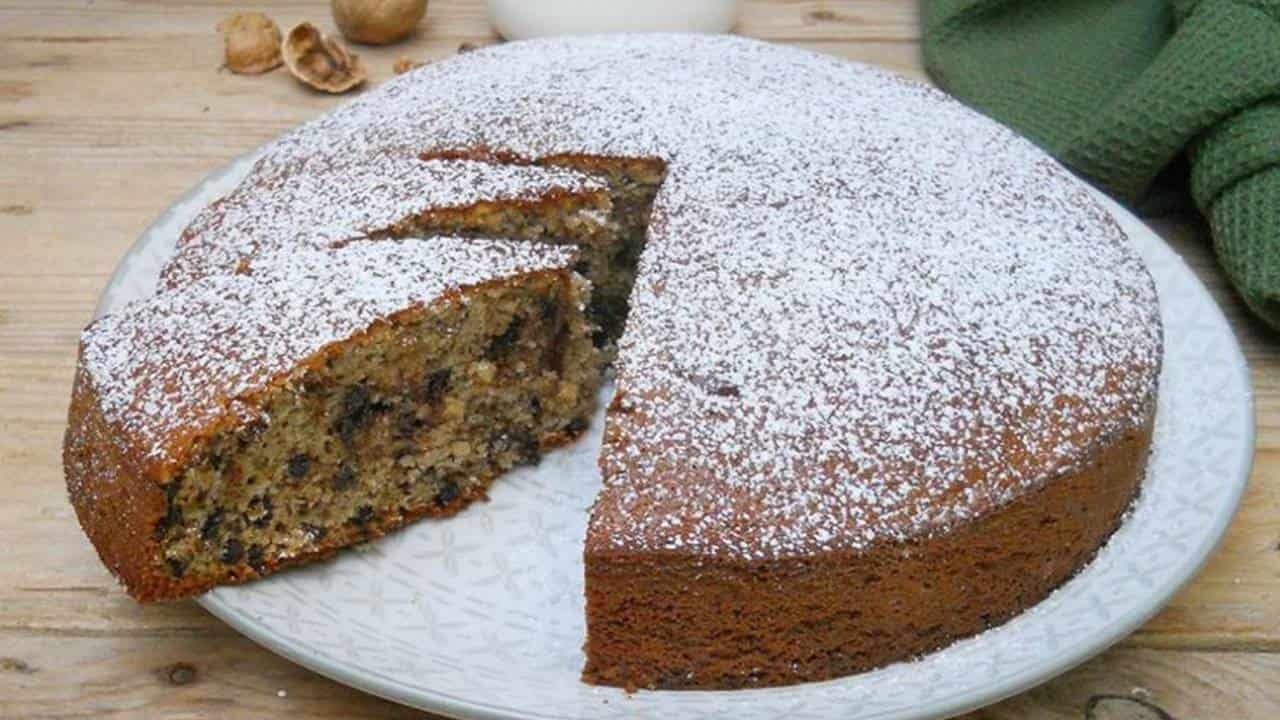 Esse bolo de nozes e chocolate é úmido e delicioso