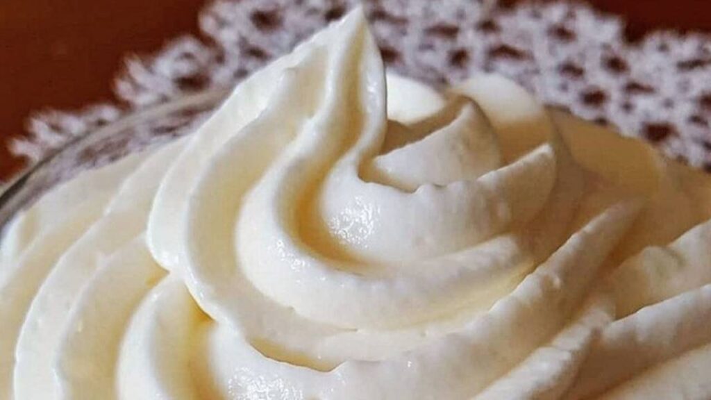 Prepare o fabuloso chantilly com mascarpone e baunilha