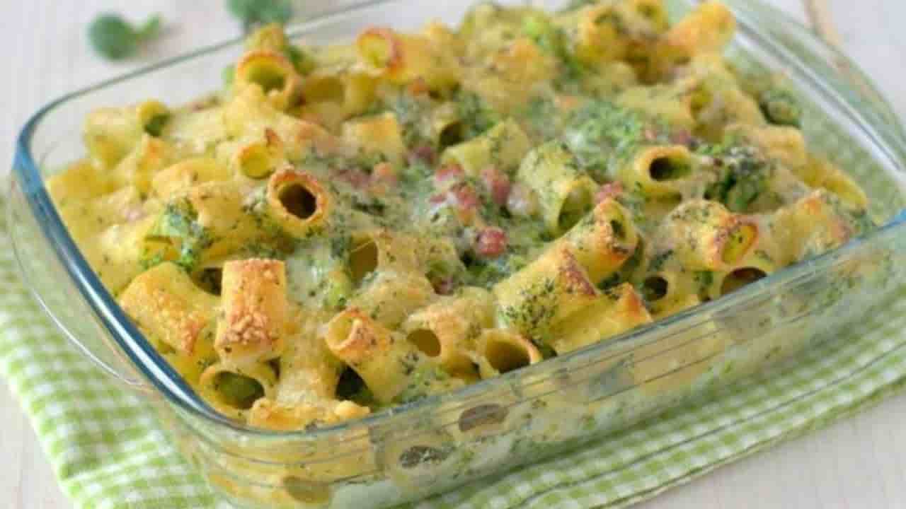 Esse macarrão gratinado com brócolis e bacon é irresistível