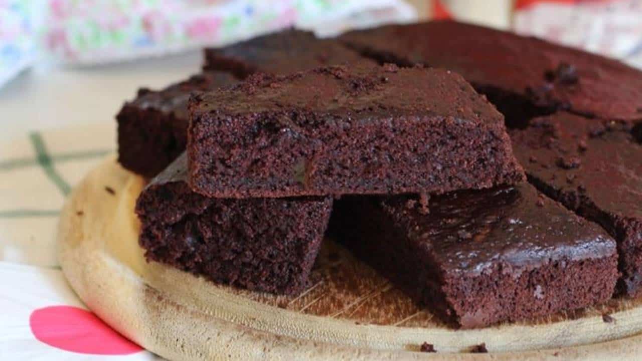 Bolo de chocolate macio e saboroso sem ovos