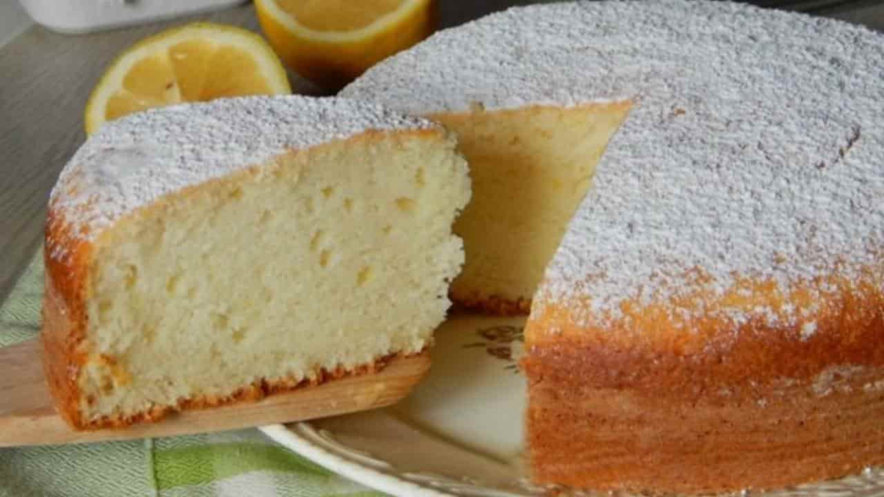 Bolo de clara de ovo com ricota e limão