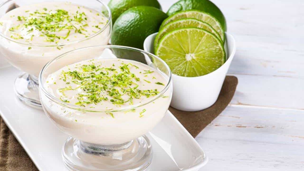 Esta receita de mousse de caipirinha é uma sobremesa perfeita