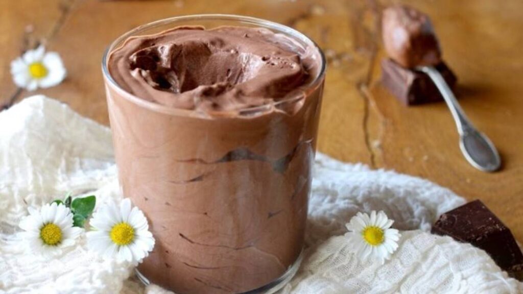 Mousse de chocolate fácil e rápida