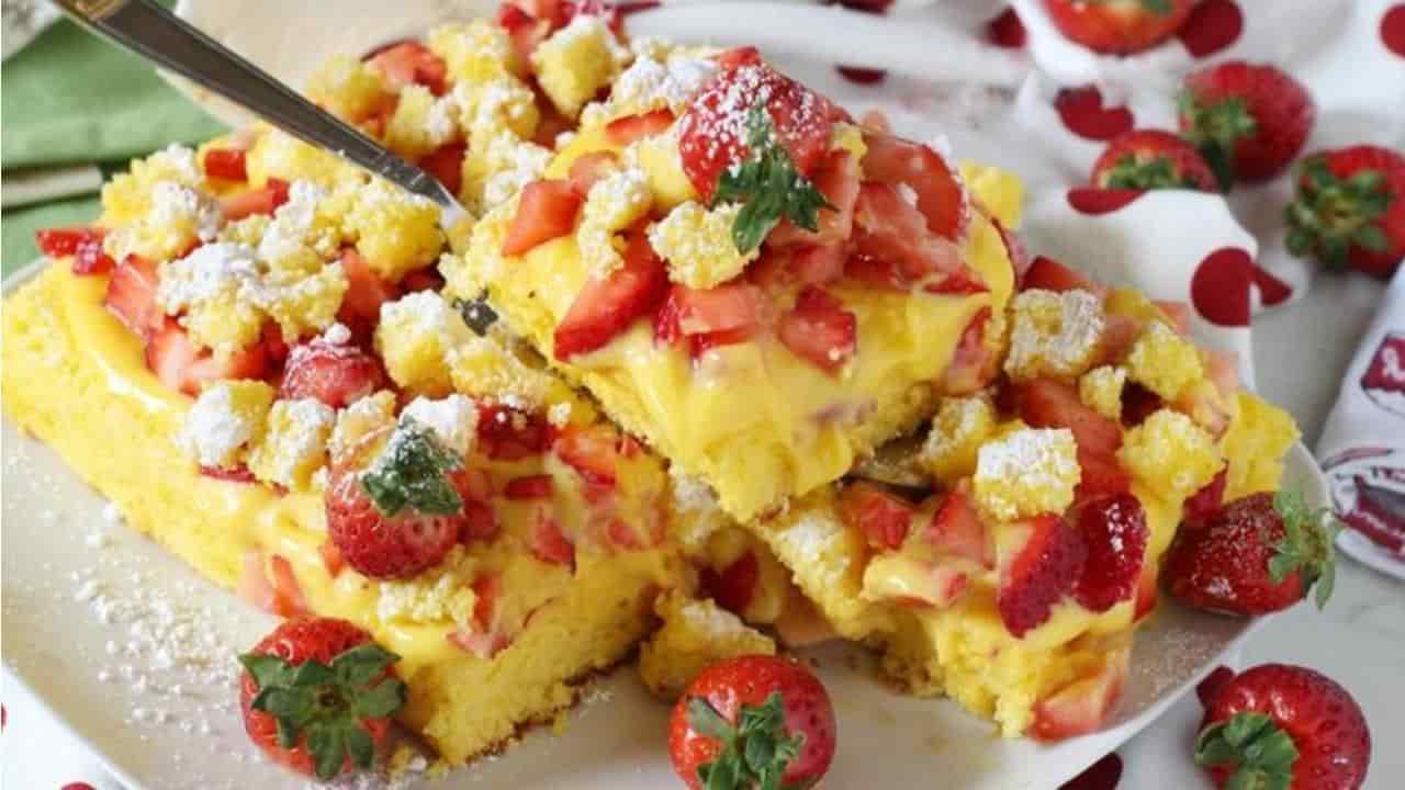 Pão de ló rápido e fácil com creme de pasteleiro e morangos