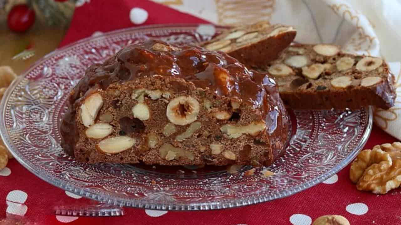 Receita de pão de mel com gengibre e castanhas para o Natal