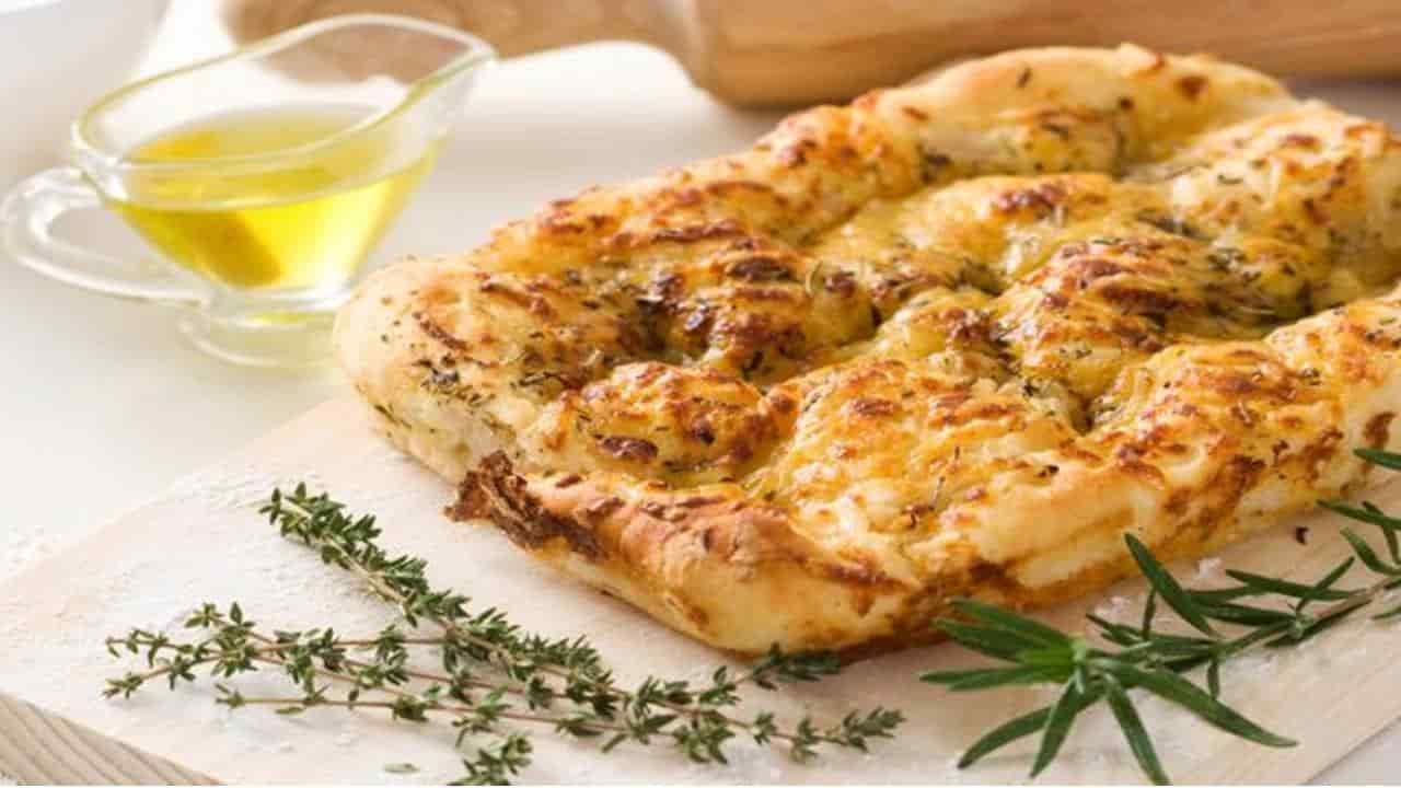 Focaccia caseira: Receita fácil e fofinha passo a passo