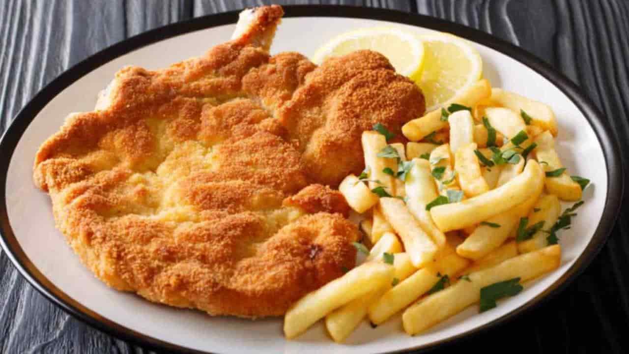 Seu frango à milanesa não ficará seco e duro com este truque do chef